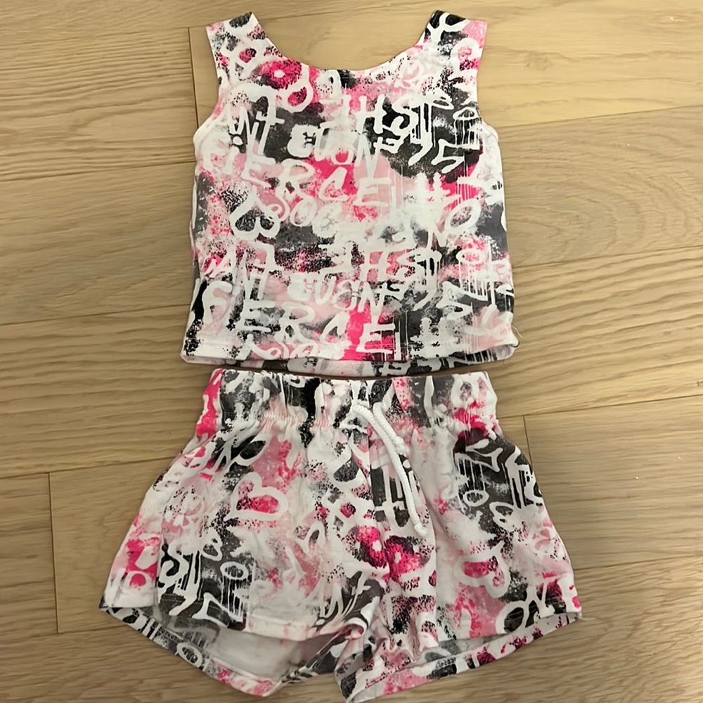 NWOT Cheryl Creations Kids Grafitti Outfit